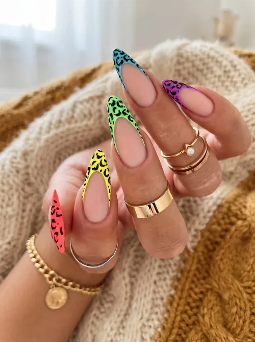 Inspiration nail art french léopard néon multicolore sur base nude